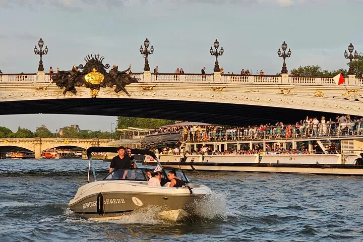 Seine River Private Cruise: Unforgettable Parisian Voyage with Happy Cruise