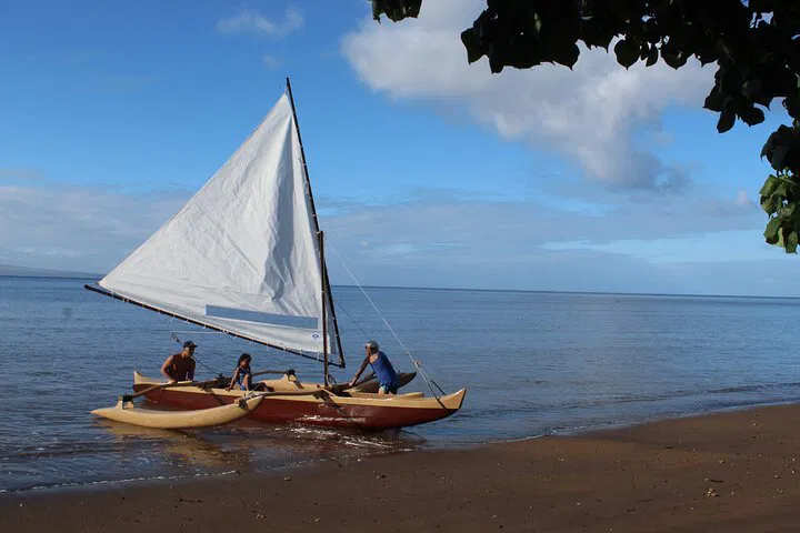 Molokai's Hawaiian Outrigger Canoe Sailing: Ride the Waves & Culture!