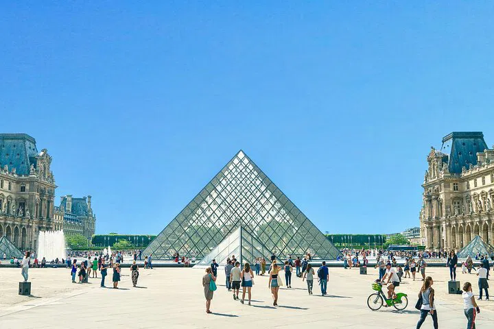 Discover Paris: Unforgettable Tip-Based Walking Tour Adventure!