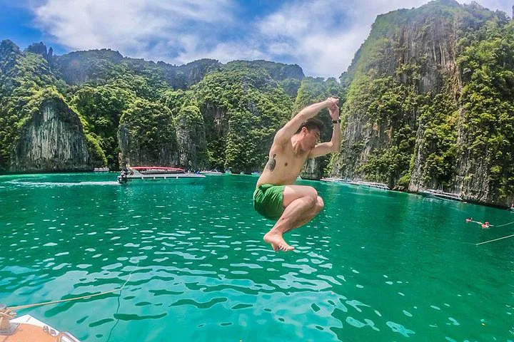 Phuket's Paradise Escape: Bamboo & Phi Phi Islands Speedboat Tour