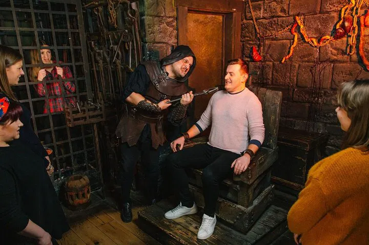London's Top Sights & Dungeons: Half-Day Thrill!