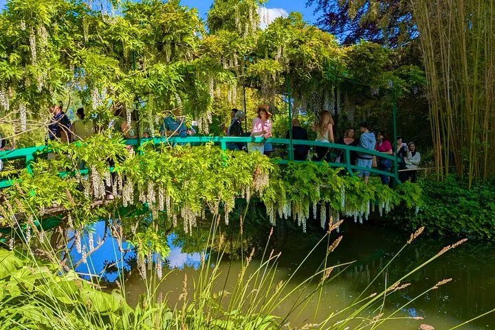 Versailles & Giverny: Monet’s Garden Private Tour from Paris