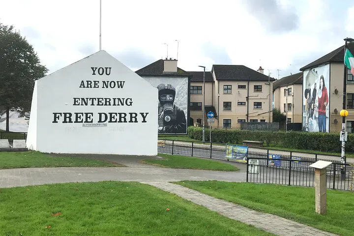 Derry City's Walls & Bogside: Private Walking Tour