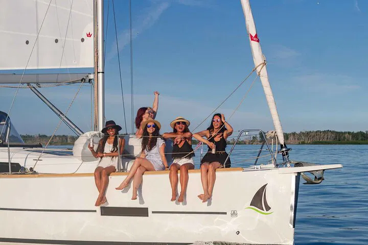 Toronto Sailing: Harbour & Island Lagoon Adventure Awaits!