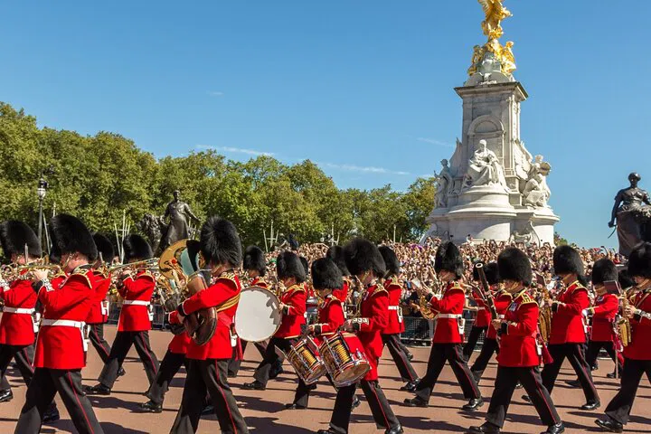 Witness Royal Grandeur: Changing of the Guard & London's Royal History Unveiled!