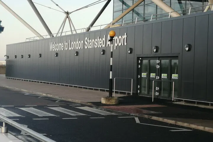 Stress-Free Stansted to Portsmouth Transfer: Luxury & Comfort Awaits!