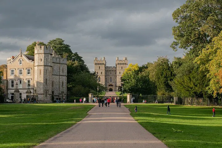 Royal Grandeur: Exclusive Windsor Castle Tour with Fast-Track Access