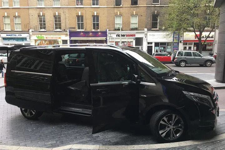 Stress-Free London Transfers: Private Airport Service (E1-E14)