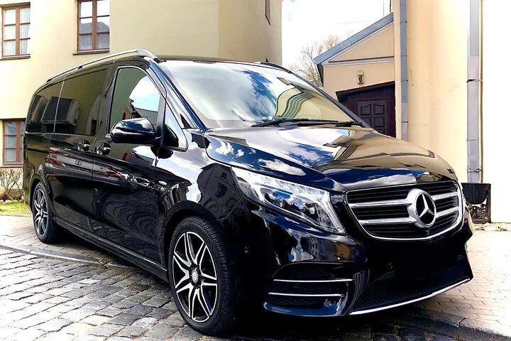 Luxury Airport Transfer: Stress-Free Toronto Arrival