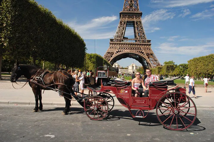 Paris Horse & Carriage Ride: Private Romantic Tour