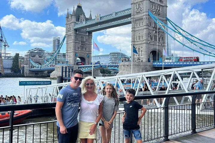 London's Iconic Landmarks: A Personalized Taxi Adventure