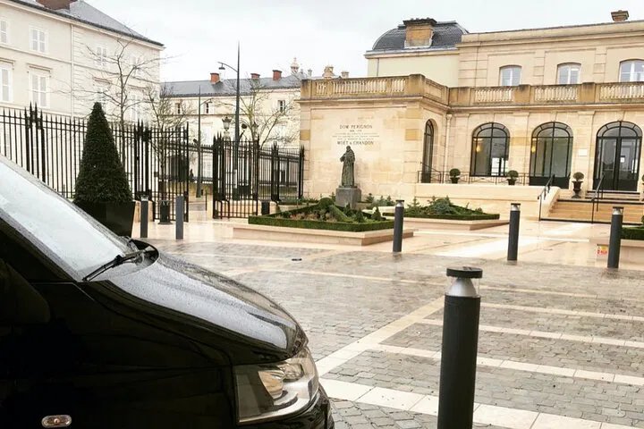Luxury Private Transfer: Paris to Champagne Region (Reims/Épernay)