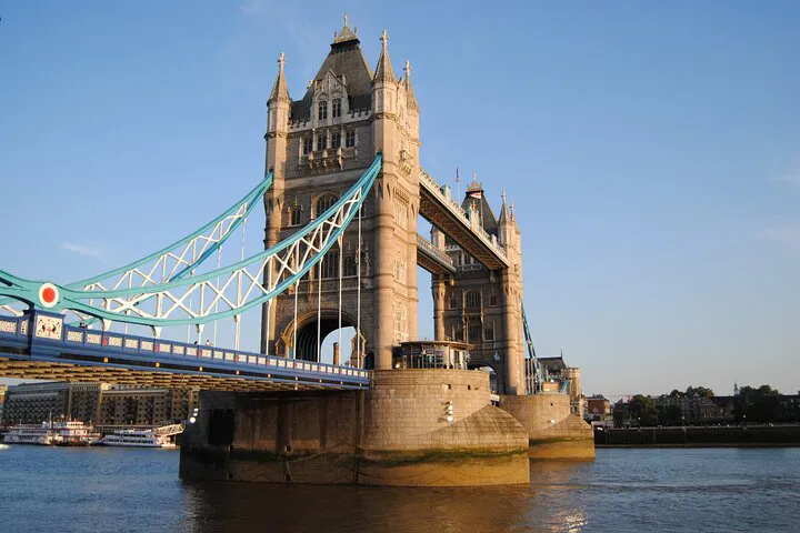 Uncover London's Iconic Landmarks: A Personalized Walking Adventure