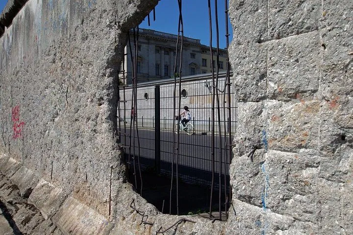 Berlin Wall's Echo: An Immersive Audio Journey Through History