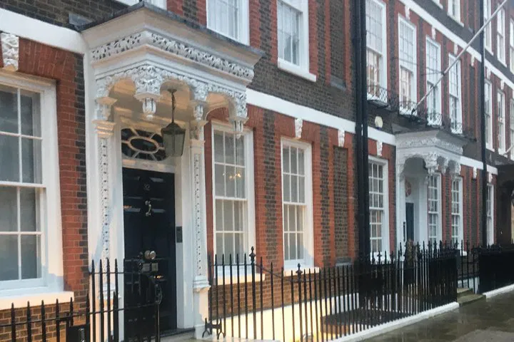 London's Scandalous Rich: A History Walking Tour