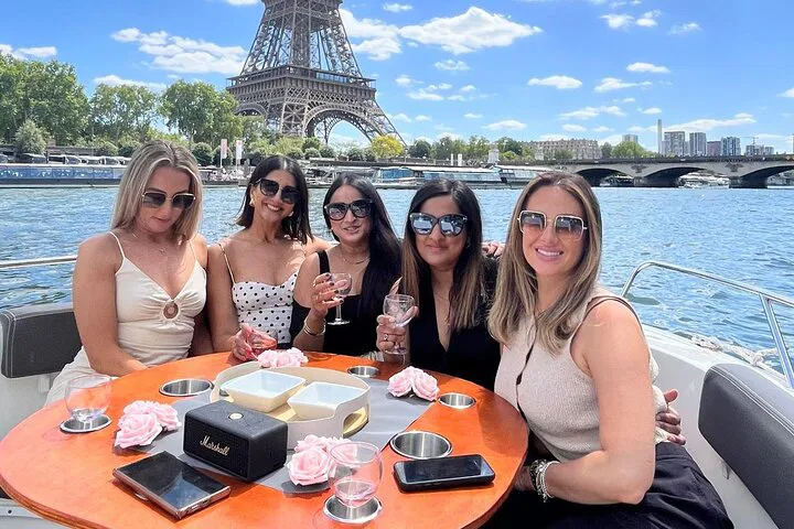 Seine River Private Boat Tour: Paris Sights!