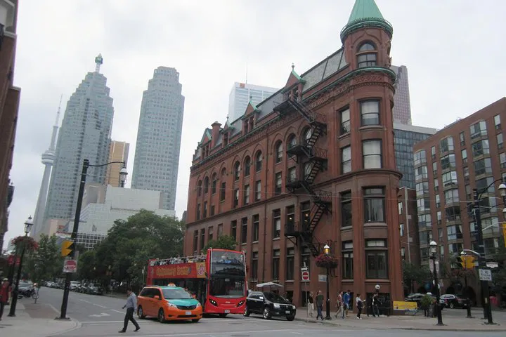 Toronto: Private Downtown Walking Tour Adventure