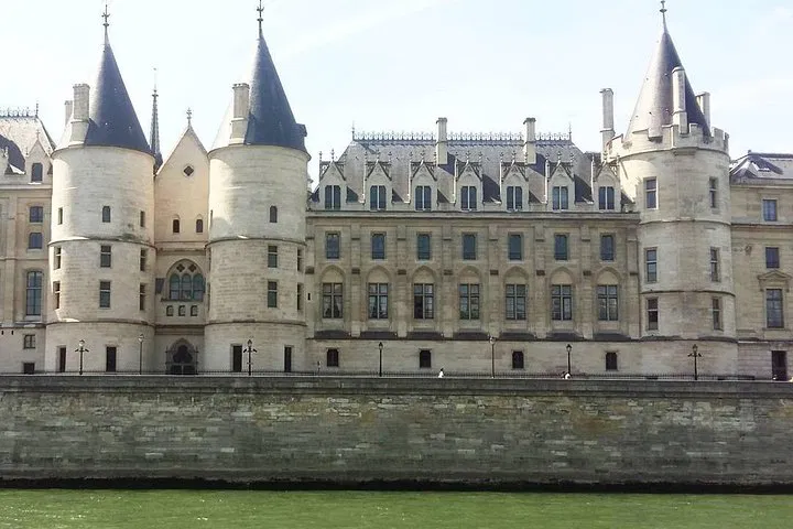 Notre Dame & Île de la Cité: 2-Hour Private Paris Walk