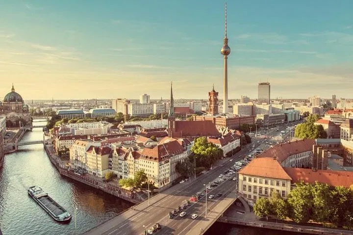 Berlin Kickstart: Personalized Local Tour for an Unforgettable Journey