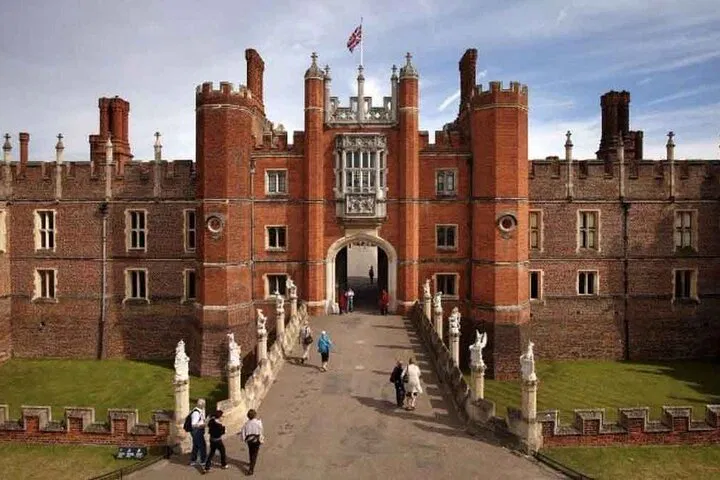 Hampton Court Palace: Private Tour with Palace Insider