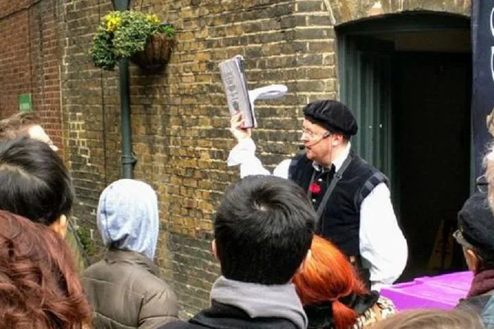 Step into Shakespeare's London: A Theatrical Walking Adventure
