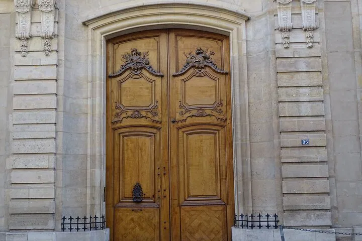 Relive the Magic: 'Intouchables' Movie Tour in the Heart of Paris
