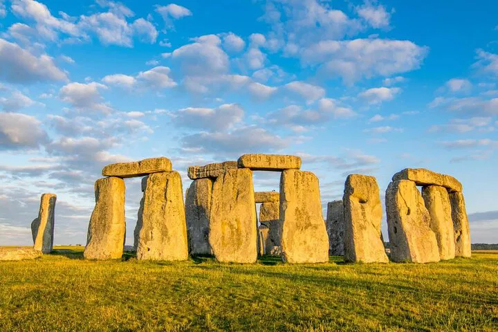 Unveiling England's Gems: A Luxurious Cotswolds, Bath & Stonehenge Private Tour