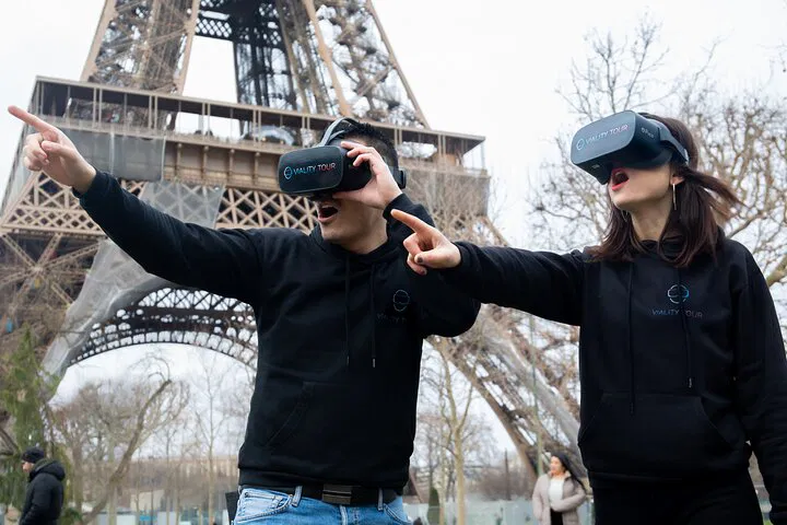 Eiffel Tower: Relive History with a Virtual Reality Tour!