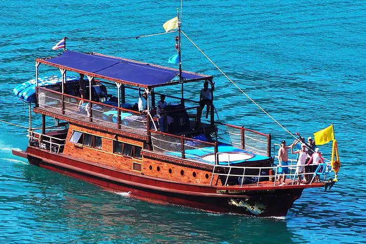 Luxury Yacht Escape: Blue Dragon Adventure to Angthong Marine Park