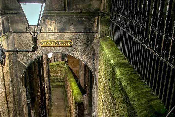 Edinburgh's Chilling Tales: An Italian-Guided Ghost Tour