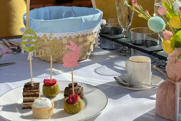 London Easter Afternoon Tea Bus Tour: Best Sights!