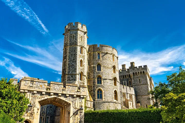 Royal Escape: Skip-the-Line Windsor Castle Private Car Tour from London