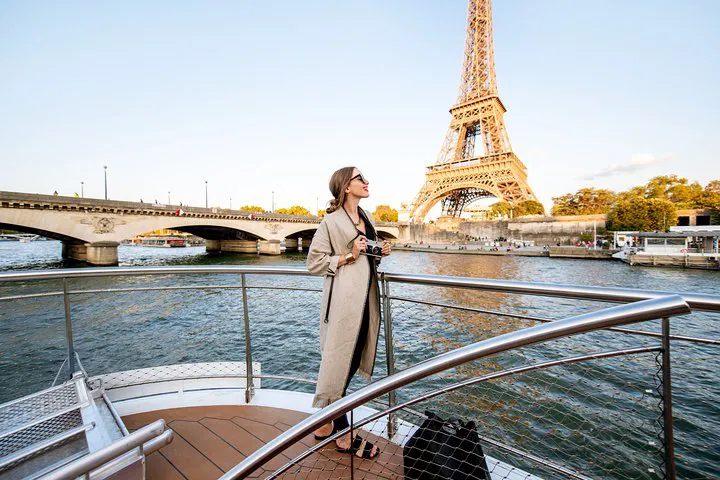 Seine River Cruise: Guided Tour of Paris Landmarks