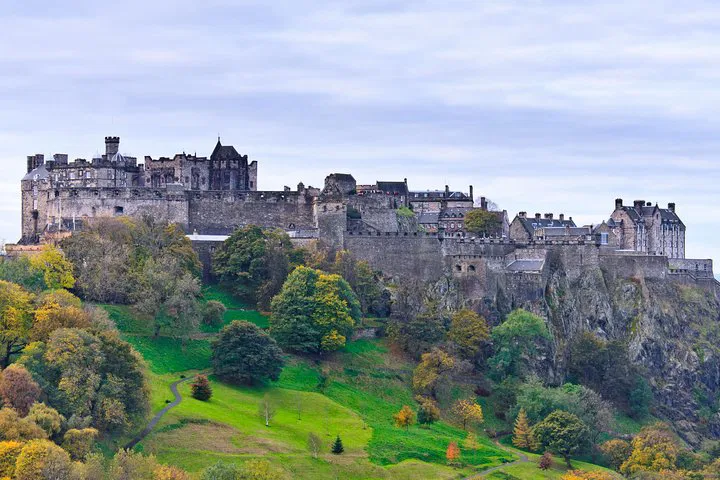 Edinburgh's Charm: Private Chauffeur Sightseeing Adventure