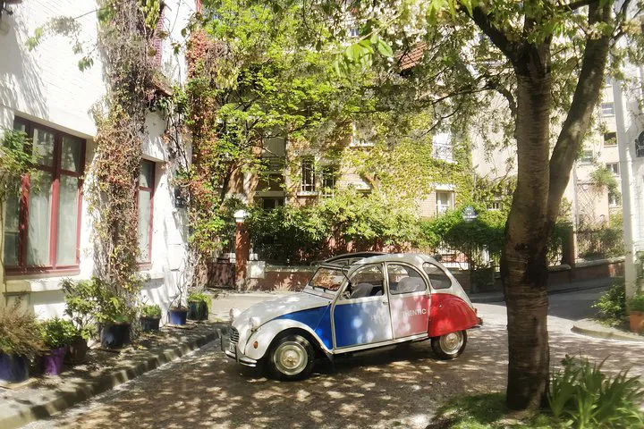 Unsuspected Parisian Tour: Vintage Car Adventure with a Local