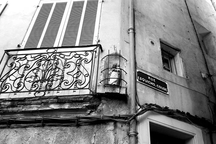 Uncover Aix-en-Provence's Secrets: A Private Street Tour!