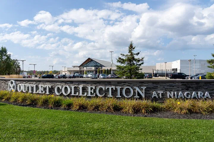 Niagara Falls Outlet: Personalized Shopping Excursion
