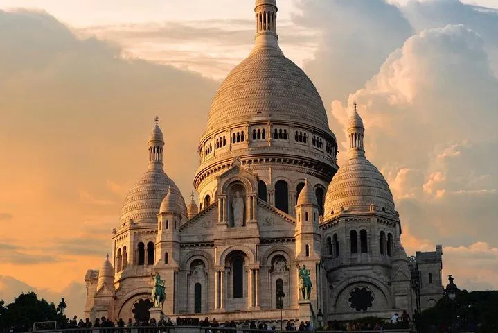 Unveiling Montmartre's Bohemian Charms & Sacred Heart: A Private Guided Tour