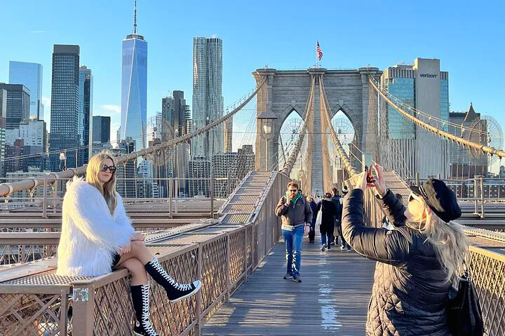 Iconic Views & History: Brooklyn Bridge & DUMBO Walking Tour
