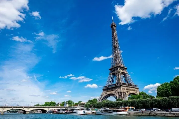 Discover Paris: A Personalized 6-Hour Walking Adventure