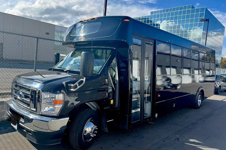 Stress-Free Transfers: Pearson Airport to Niagara with Private Minibus